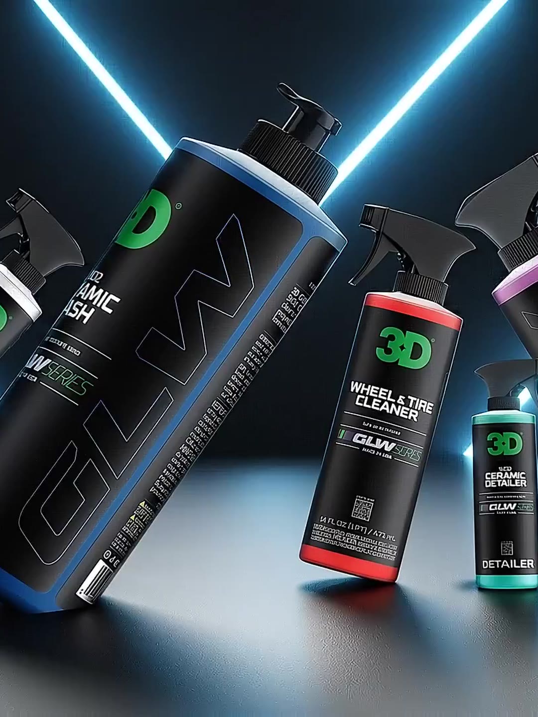 Productos 3D Car Care de la línea GLW sobre fondo oscuro con luz azul